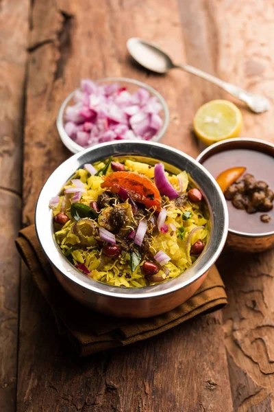 Aloo/Kanda Poha veya baharatlı chana masala/köri ile Tarri Pohe. seçici odak