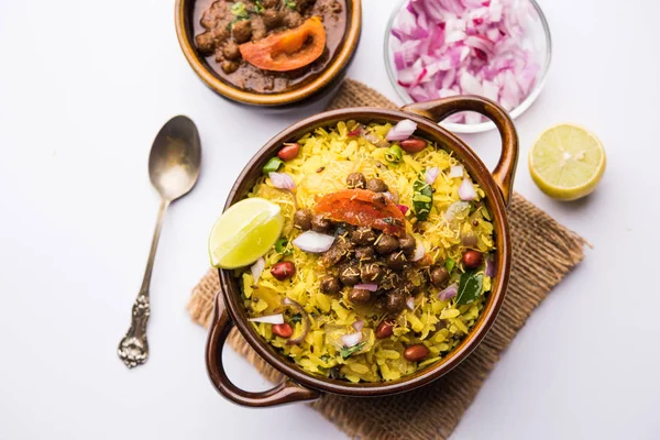 Aloo Kanda Poha Tarri Pohe Com Chana Picante Masala Caril — Fotografia de Stock