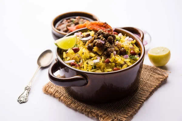 Aloo/Kanda Poha veya baharatlı chana masala/köri ile Tarri Pohe. seçici odak