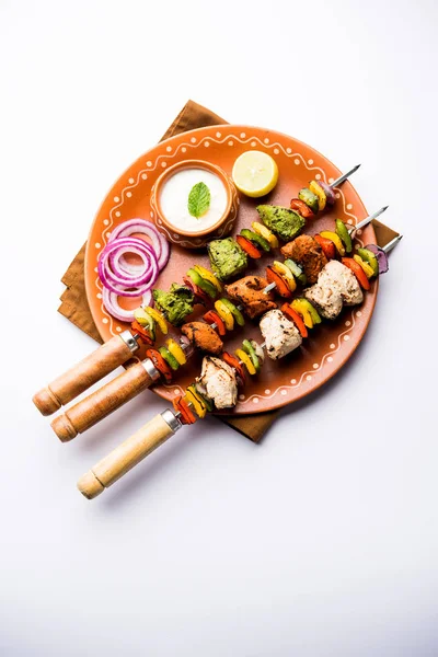 Pollo Hariyali Kakab Malai Malai Kebab Tricolor Servido Con Pinchos —  Fotos de Stock