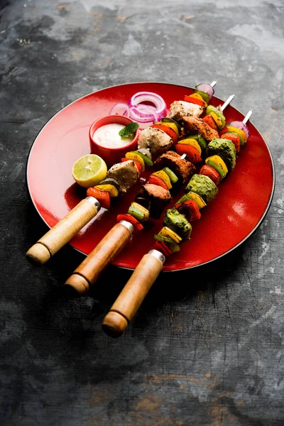 Pollo Hariyali Kakab Kebab Malai Servido Con Pinchos Salsa Yogur —  Fotos de Stock