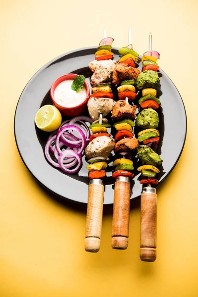 Poulet Hariyali Kakab Kebab Malai Servi Avec Brochettes Trempette Yaourt — Photo