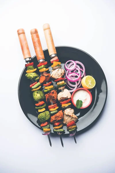Kurczak Hariyali Kakab Lub Malai Kebab Serwowane Szaszłyki Jogurt Kąpieli — Zdjęcie stockowe