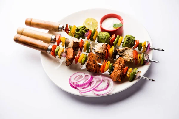 Frango Hariyali Kakab Kebab Malai Servido Com Espetos Iogurte Mergulhar — Fotografia de Stock