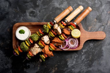 Hariyali kakab tavuk mu ile hizmet Malai Kebap şişleri ve yoğurt dip bir tabak içinde. seçici odak