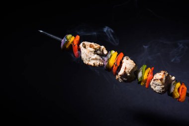 Hariyali kakab tavuk mu ile hizmet Malai Kebap şişleri ve yoğurt dip bir tabak içinde. seçici odak