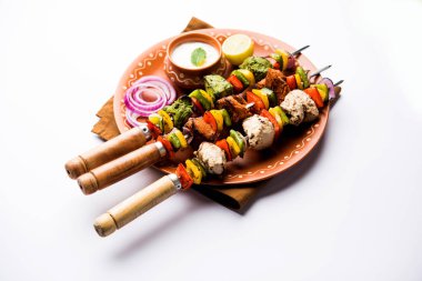 Hariyali kakab tavuk mu ile hizmet Malai Kebap şişleri ve yoğurt dip bir tabak içinde. seçici odak