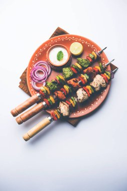 Hariyali kakab tavuk mu ile hizmet Malai Kebap şişleri ve yoğurt dip bir tabak içinde. seçici odak