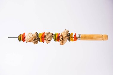 Hariyali kakab tavuk mu ile hizmet Malai malai Kebap şişleri ve yoğurt dip bir tabak içinde. seçici odak