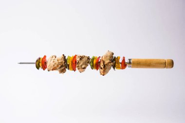 Hariyali kakab tavuk mu ile hizmet Malai malai Kebap şişleri ve yoğurt dip bir tabak içinde. seçici odak