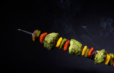 Hariyali kakab tavuk mu ile hizmet Malai malai Kebap şişleri ve yoğurt dip bir tabak içinde. seçici odak