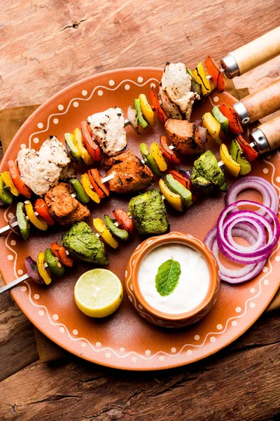 Pollo Hariyali Kakab Malai Malai Kebab Servido Con Pinchos Salsa —  Fotos de Stock