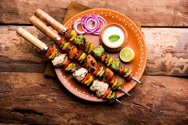 Csirke Hariyali Kakab Vagy Malai Malai Kebab Tálalva Nyárs Joghurtos — Stock Fotó