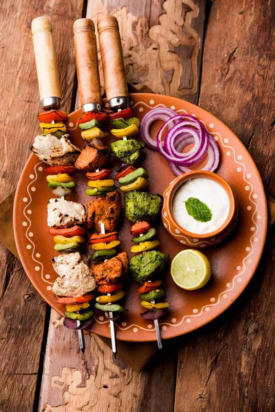 Pollo Hariyali Kakab Malai Malai Kebab Servido Con Pinchos Salsa —  Fotos de Stock