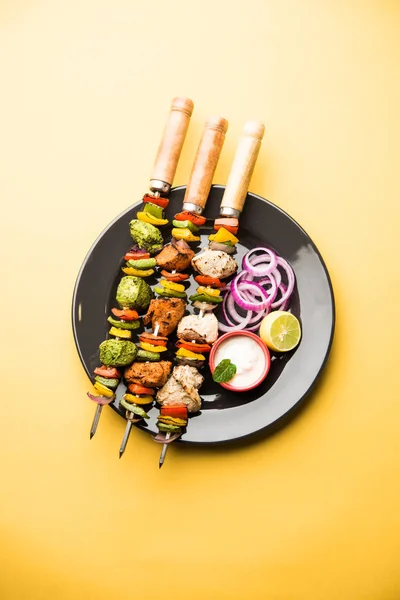 Kurczak Hariyali Kakab Lub Malai Malai Kebab Serwowane Szaszłyki Jogurt — Zdjęcie stockowe