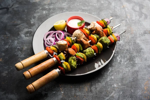 Kip Hariyali Kakab Malai Malai Kebab Geserveerd Met Spiesjes Yoghurt — Stockfoto