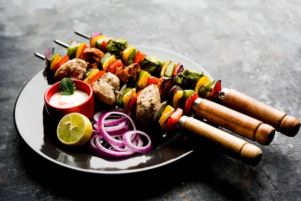 Kip Hariyali Kakab Malai Malai Kebab Geserveerd Met Spiesjes Yoghurt — Stockfoto