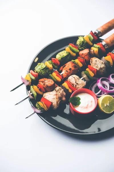 Pollo Hariyali Kakab Malai Malai Kebab Servido Con Pinchos Salsa —  Fotos de Stock