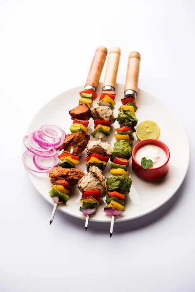 Kurczak Hariyali Kakab Lub Malai Malai Kebab Serwowane Szaszłyki Jogurt — Zdjęcie stockowe