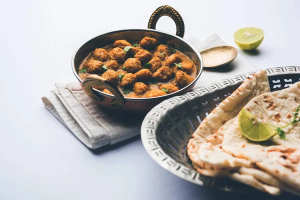 使用大豆块和香料制成的马萨拉大豆块咖喱 来自印度的蛋白质丰富食品 — 图库照片