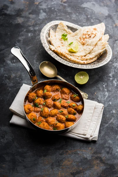 使用大豆块和香料制成的马萨拉大豆块咖喱 来自印度的蛋白质丰富食品 — 图库照片