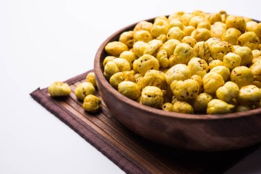 Bir kapta, seçici odak hizmet tohum kavrulmuş adami Makhana veya gevrek Lotus çıkar