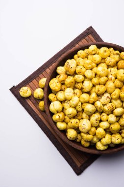 Bir kapta, seçici odak hizmet tohum kavrulmuş adami Makhana veya gevrek Lotus çıkar