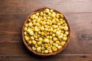 Bir kapta, seçici odak hizmet tohum kavrulmuş adami Makhana veya gevrek Lotus çıkar