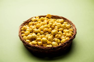 Bir kapta, seçici odak hizmet tohum kavrulmuş adami Makhana veya gevrek Lotus çıkar