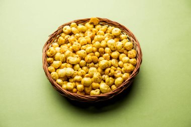 Bir kapta, seçici odak hizmet tohum kavrulmuş adami Makhana veya gevrek Lotus çıkar