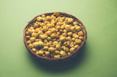 Bir kapta, seçici odak hizmet tohum kavrulmuş adami Makhana veya gevrek Lotus çıkar