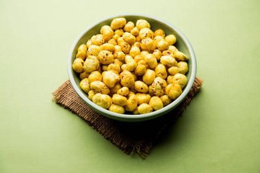 Bir kapta, seçici odak hizmet tohum kavrulmuş adami Makhana veya gevrek Lotus çıkar