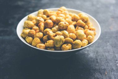 Bir kapta, seçici odak hizmet tohum kavrulmuş adami Makhana veya gevrek Lotus çıkar