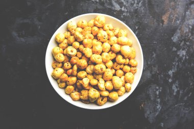 Bir kapta, seçici odak hizmet tohum kavrulmuş adami Makhana veya gevrek Lotus çıkar