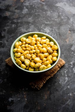 Bir kapta, seçici odak hizmet tohum kavrulmuş adami Makhana veya gevrek Lotus çıkar