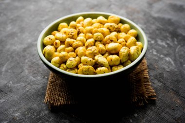 Bir kapta, seçici odak hizmet tohum kavrulmuş adami Makhana veya gevrek Lotus çıkar