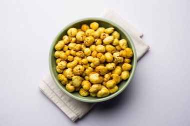 Bir kapta, seçici odak hizmet tohum kavrulmuş adami Makhana veya gevrek Lotus çıkar