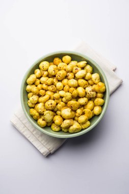 Bir kapta, seçici odak hizmet tohum kavrulmuş adami Makhana veya gevrek Lotus çıkar