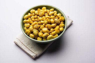 Bir kapta, seçici odak hizmet tohum kavrulmuş adami Makhana veya gevrek Lotus çıkar