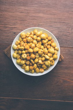 Bir kapta, seçici odak hizmet tohum kavrulmuş adami Makhana veya gevrek Lotus çıkar
