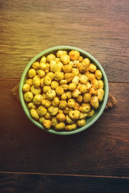 Bir kapta, seçici odak hizmet tohum kavrulmuş adami Makhana veya gevrek Lotus çıkar