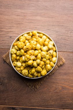 Bir kapta, seçici odak hizmet tohum kavrulmuş adami Makhana veya gevrek Lotus çıkar