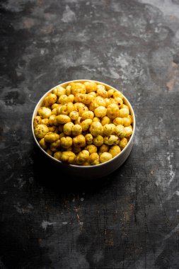 Bir kapta, seçici odak hizmet tohum kavrulmuş adami Makhana veya gevrek Lotus çıkar