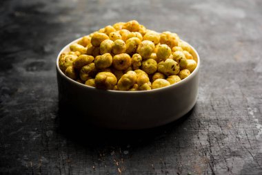 Bir kapta, seçici odak hizmet tohum kavrulmuş adami Makhana veya gevrek Lotus çıkar