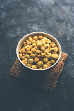 Bir kapta, seçici odak hizmet tohum kavrulmuş adami Makhana veya gevrek Lotus çıkar