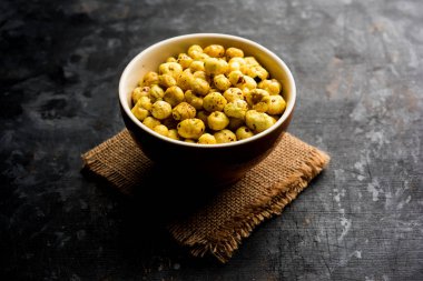 Bir kapta, seçici odak hizmet tohum kavrulmuş adami Makhana veya gevrek Lotus çıkar