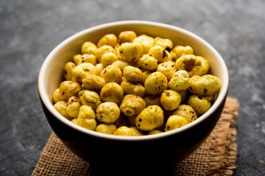 Bir kapta, seçici odak hizmet tohum kavrulmuş adami Makhana veya gevrek Lotus çıkar