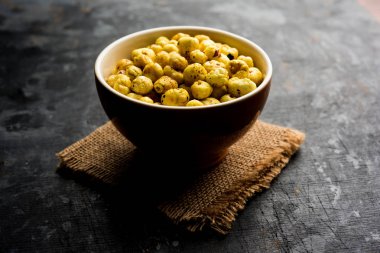 Bir kapta, seçici odak hizmet tohum kavrulmuş adami Makhana veya gevrek Lotus çıkar