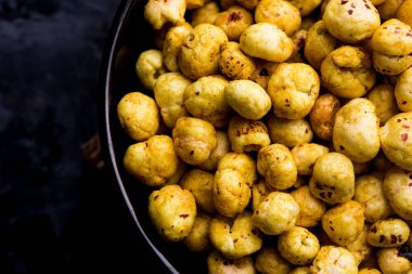 Bir kapta, seçici odak hizmet tohum kavrulmuş adami Makhana veya gevrek Lotus çıkar