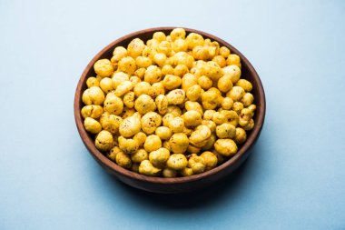 Bir kapta, seçici odak hizmet tohum kavrulmuş adami Makhana veya gevrek Lotus çıkar